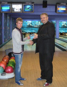 Алексей Устинов - победитель турнира по боулингу